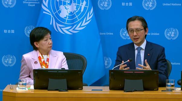 Izumi Nakamitsu y el embajador Do Hung Viet en la conferencia de prensa de clausura de la undécima Conferencia de Revisión del TNP.